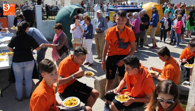 Pequeños, mayores y jóvenes no faltaron a la tradicional paella de las fiestas en Bañobárez / CORRAL