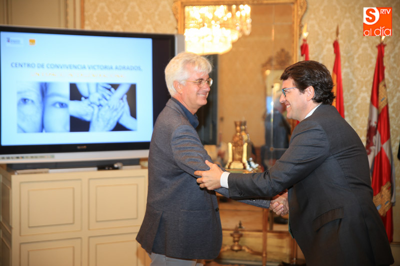 El alcalde, Alfonso Fernández Mañueco, felicitando a Javier Rodríguez, nieto de Victoria Adrados, que habló en nombre de la familia / Foto de Alberto Martín
