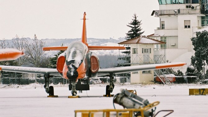 El Casa C-101, en pista junto a la Torre de Control de la Base Aérea de Matacán