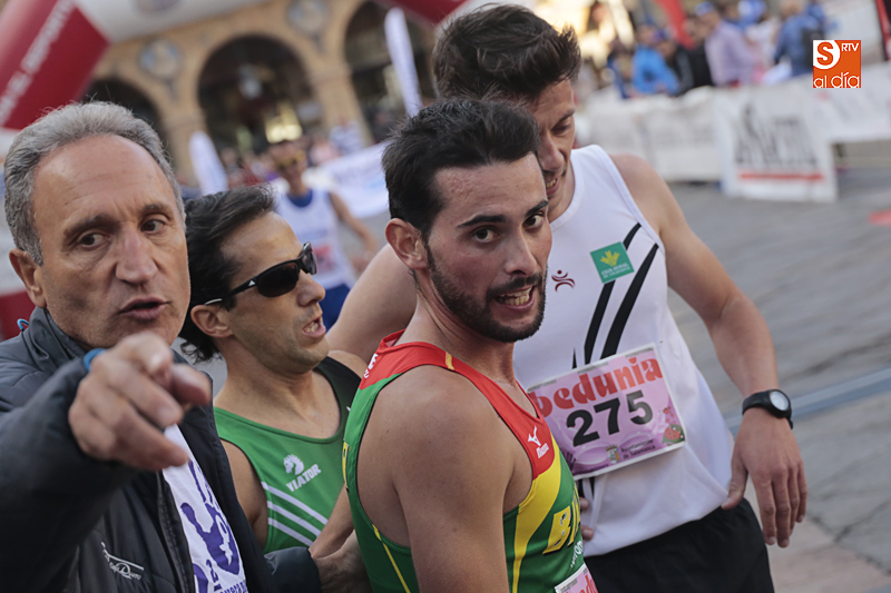 Iván Roade, ganador de la prueba masculina, junto al delegado provincial de Atletismo, Moisés Muñoz / Foto de Alejandro López
