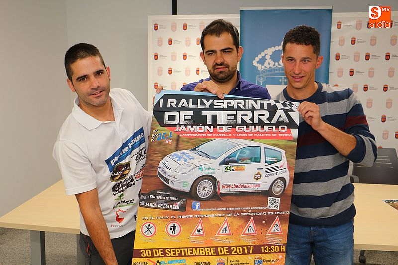 Los organizadores, Daniel Sánchez y Miguel Ramos y el concejal Carlos Arasa (centro)