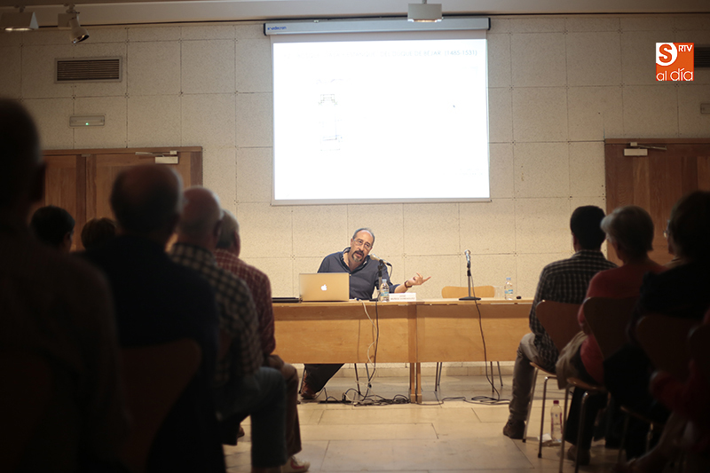 Un momento de la conferencia impartida por José Muñoz en la Casa de las Conchas (Foto de Álex López)
