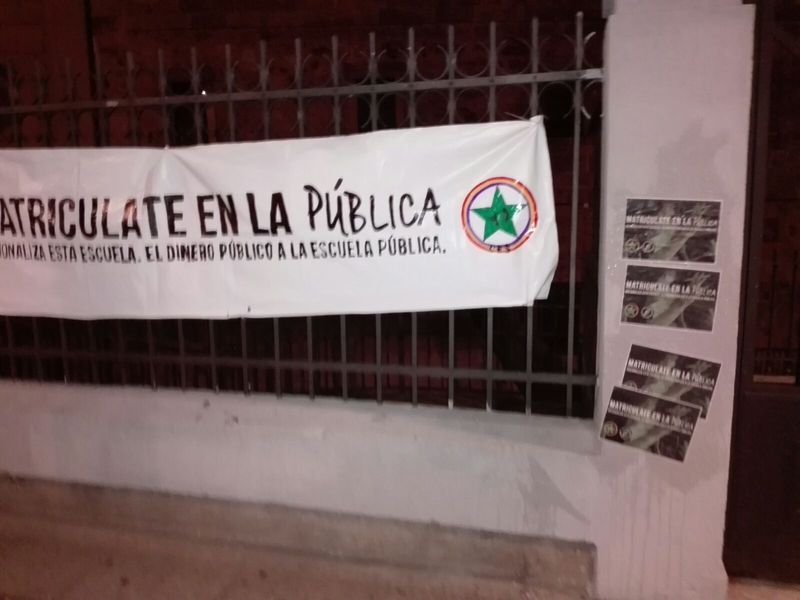 Varios institutos concertados amanecen con pancartas a favor de la escuela pública  