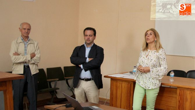 Chabela de la Torre pidió la implicación de los asistentes para sumarse a la iniciativa y difundir la propuesta / CORRAL