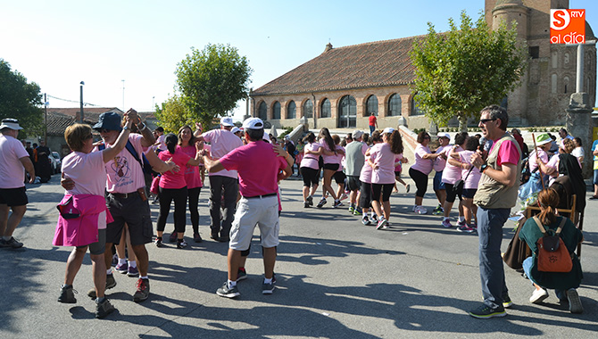Bailes y oración acompañaron el paso por Aldeaseca de la XXXVII Marcha Teresiana