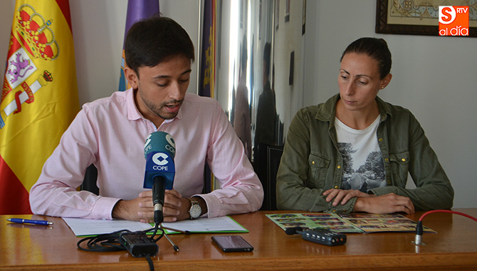 El concejal de festejos, Francisco Díaz, presentaba la programación de las fiestas patronales junto a la edil de deportes Pilar García
