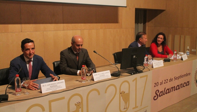 Mesa de ponentes en las jornadas de ovino y caprino en Salamanca