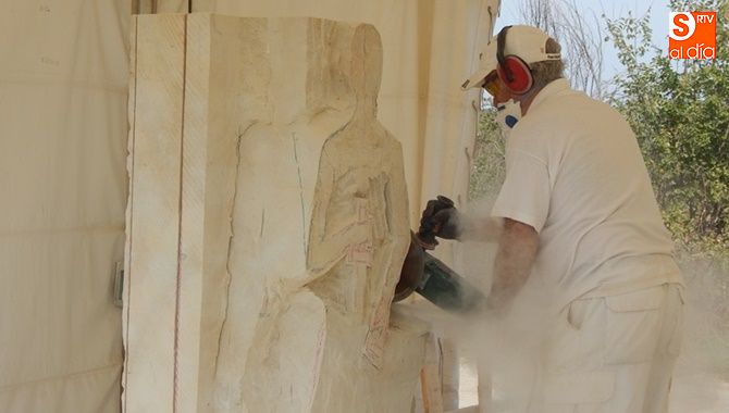 El salmantino Valeriano Hernández trabajando la piedra en Ledesma