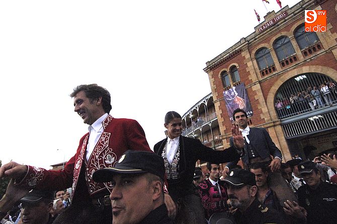 Puerta grande para Hermoso de Mendoza, Sergio Galán y Lea Vicens en La Glorieta. Foto: Adrián Martín