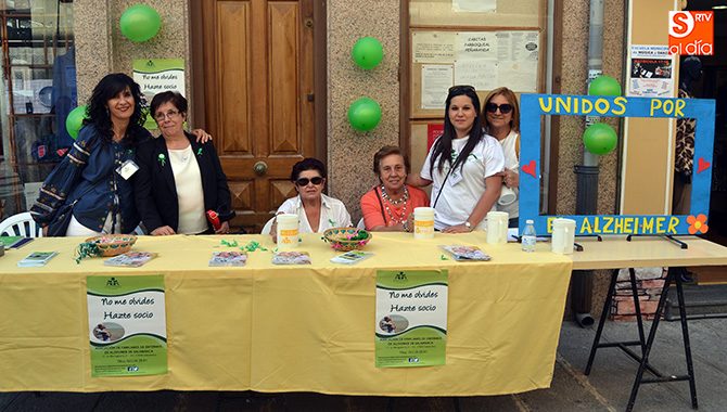 La Asociación AFA Salamanca instalaba hoy una mesa informativa para explicar el proyecto del Centro de Terapias para el Alzheimer
