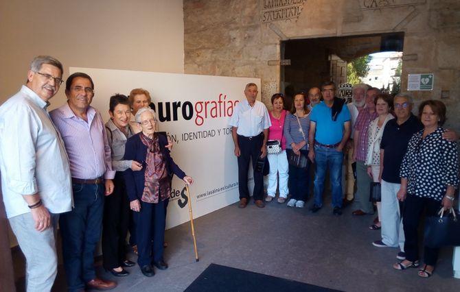Miembros del Grupo vecinal Villarino y Cabeza a la entrada de la sala