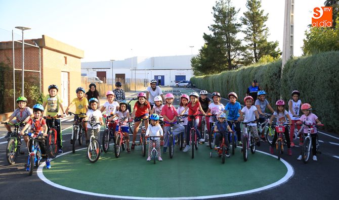 Numerosos niños han participado en la inauguración del parque. Fotos: Alberto Martín