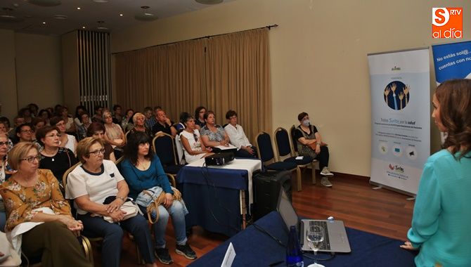 Charla ofrecida por la doctora Carmen Rengel y organizada por Afibrosal Salamanca