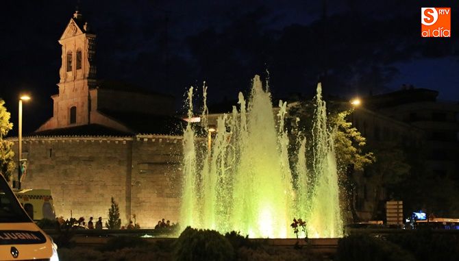 La fuente de la Puerta Zamora iluminada de color dorado. Foto: Alberto Martín