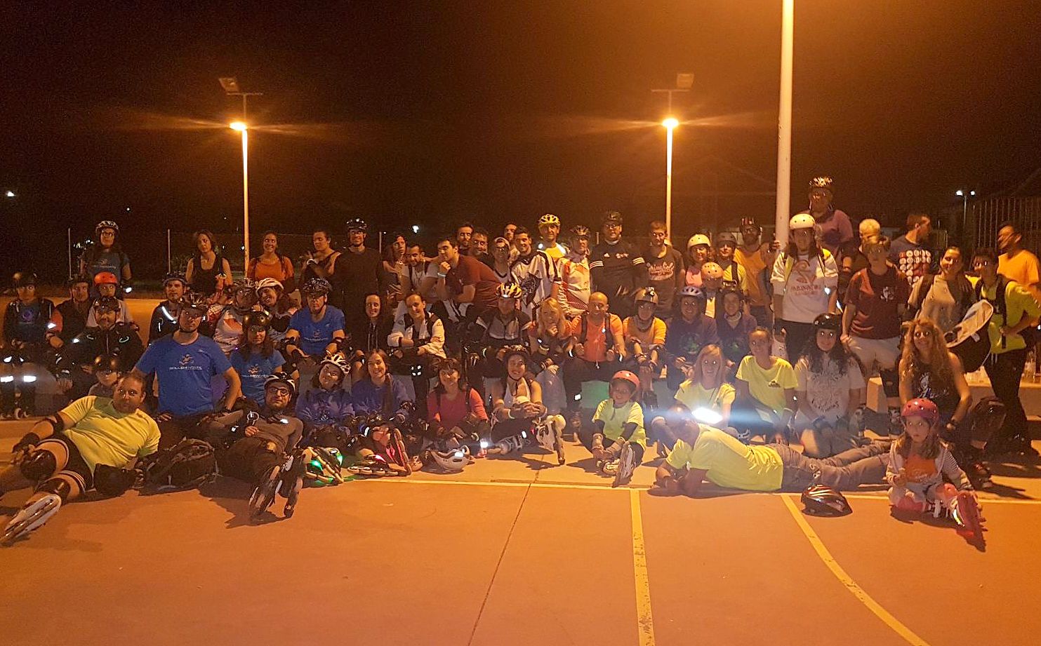 El grupo de patinadores en la parada realizada en La Fontada | Fotos: Isabel Casado