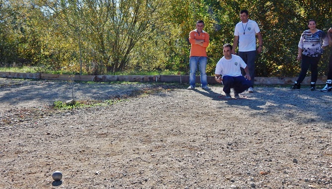 Jugadores de petanca en las pistas junto al río de Valverdón