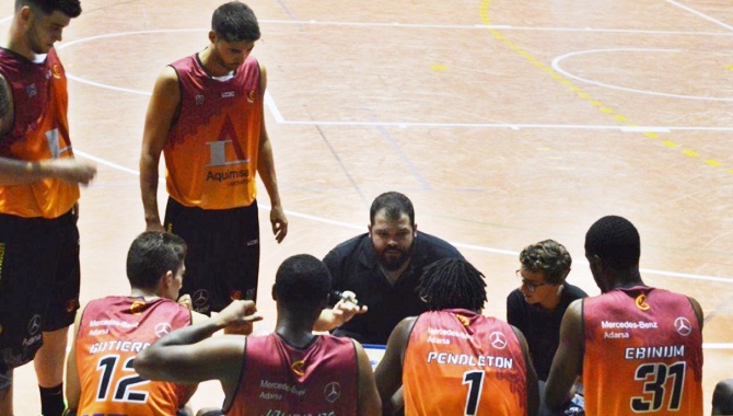 Víctor Rico da instrucciones a sus jugadores en un tiempo muerto
