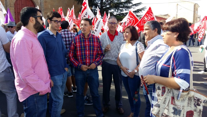 Pablos, en el centro, junto a miembros del partido