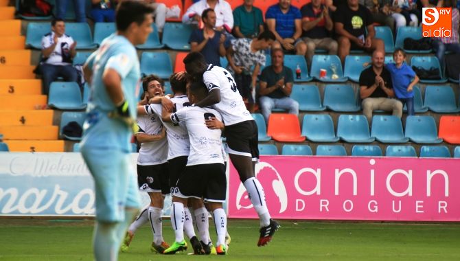 Los jugadores del Salmantino celebran uno de los goles