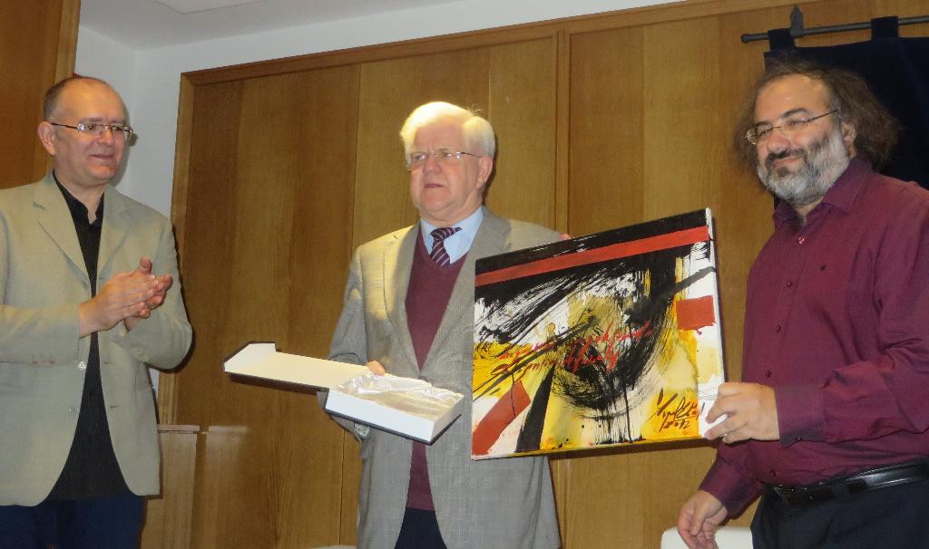 Martín, Stuart Park y Alencart, con la obra de Miguel Elías