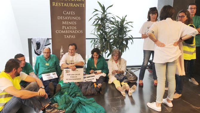 Un momento de la concentración en la sede de la Junta
