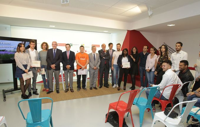 El vicerrector de Investigación y Transferencia entrega los premios USAL Emprende   