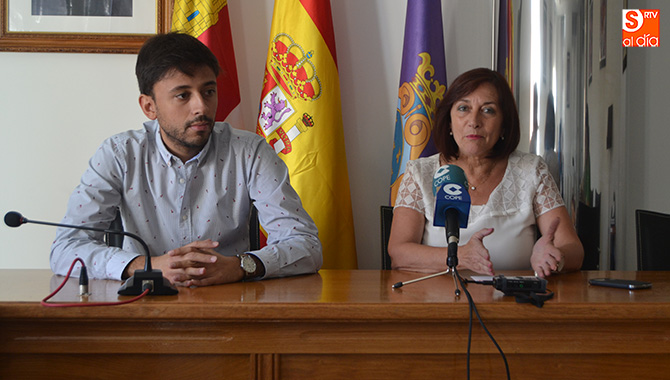 La alcaldesa de Peñaranda, Carmen Ávila, junto al primer Teniente de alcalde, Francisco Díaz, presentaban este martes el nuevo programa mixto