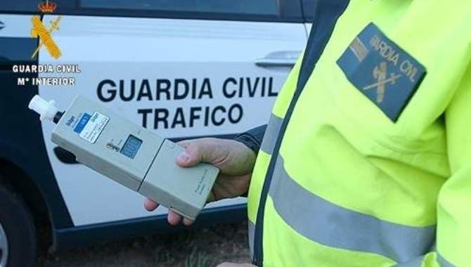 Un joven sin permiso de conducir da positivo en un control y se identifica con el nombre de su...