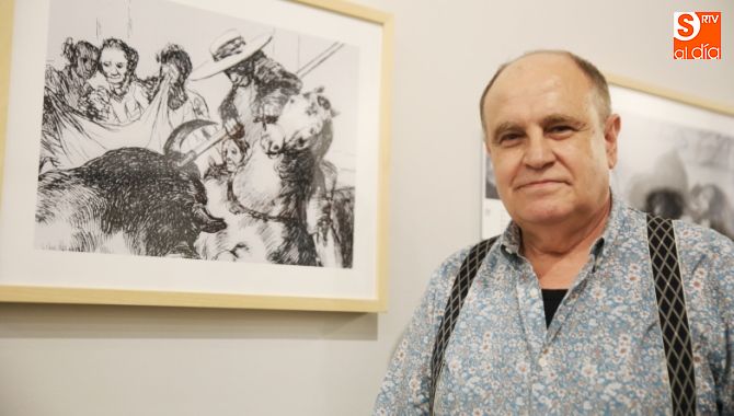 José Fuentes, junto a los grabados