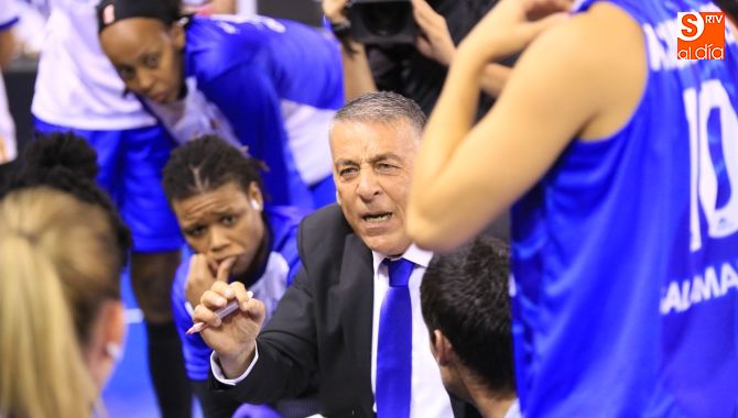 Miguel Ángel Ortega da instrucciones a sus jugadoras