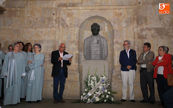 Ofreda floral ante el busto de Unamuno. Foto: Alberto Martín