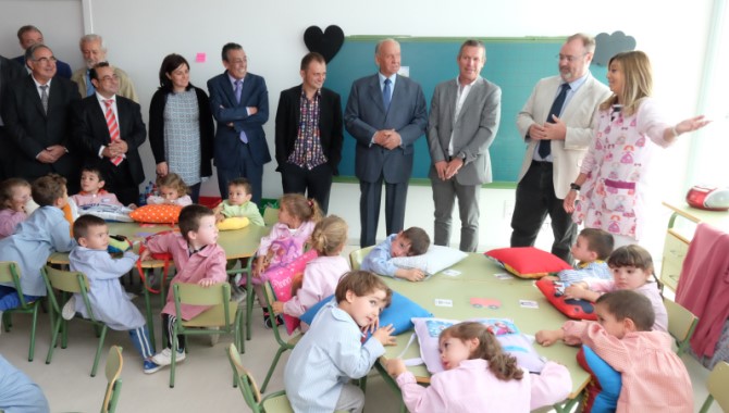 Un momento de la visita del consejero de Educación