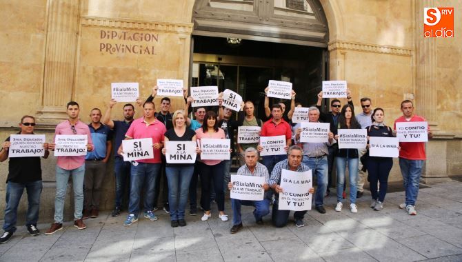 Un grupo de trabajadores de Berkeley defendían la mina en las puertas de la Diputación