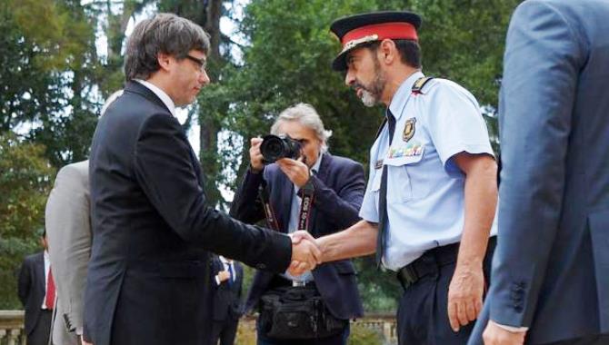 Carles Puigdemont saluda a Josep Lluís Trapero