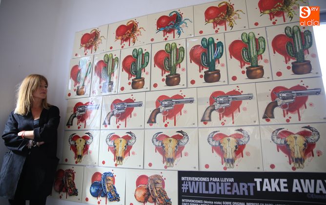 Elena Ayuso muestra su obra en La Salchichería. Foto: Alberto Martín