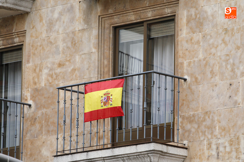 Banderas españolas en los balcones de las viviendas contra el referéndum catalán  