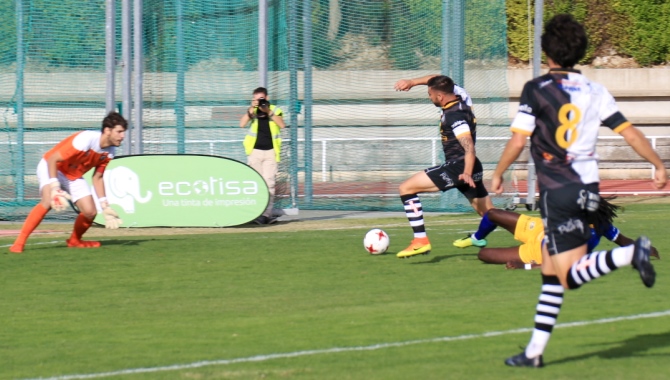 Cristo, en plena acción, ante el portero Miguel, del Zamora