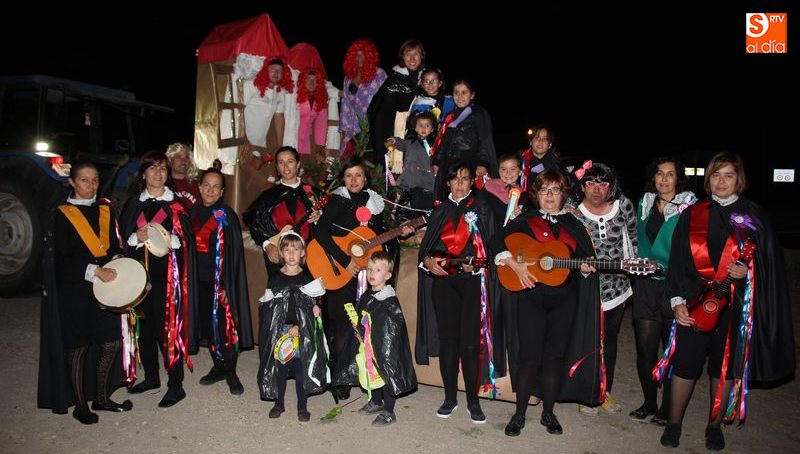 La tuna fue la representación de mayor animación por las calles de Valderrodrigo / CORRAL