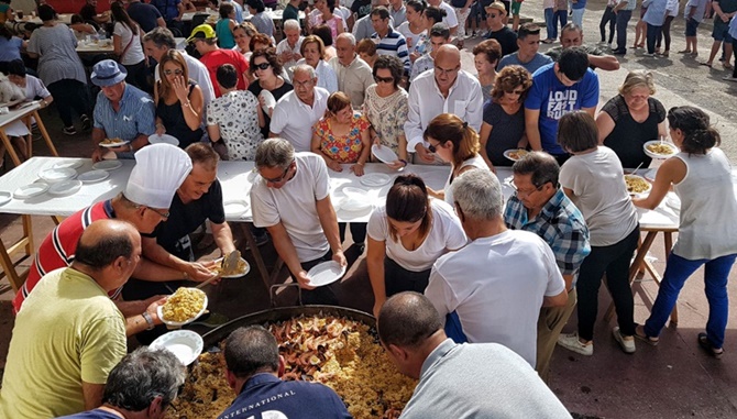 Degustando un buen plato de arroz en las fiestas de Juzbado