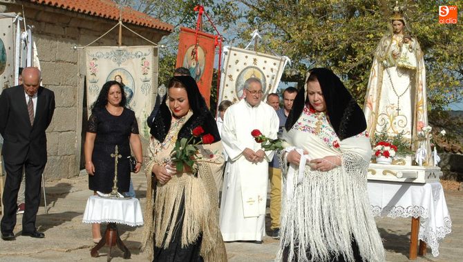 Las madrinas tras realizar su ofrenda a la Virgen del Rosario