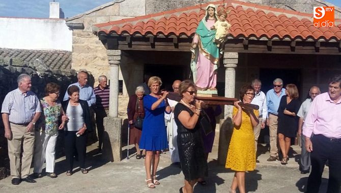 Momento de la salida en procesión de la ermita tras el rosario