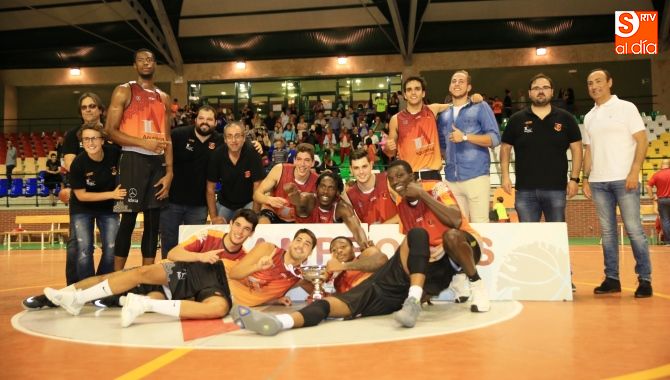 La afición y un espectacular último cuarto llevan al Aquimisa Carbajosa a ganar final  