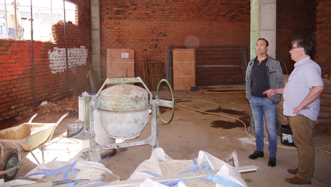 Visita a las recién iniciadas obras en el local de la Casa de las Asociaciones en Carbajosa