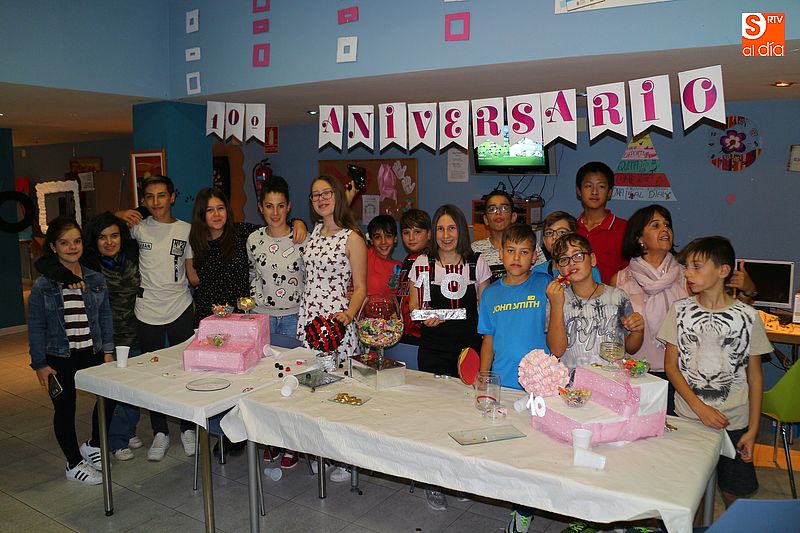 Guijuelo Joven festeja su décimo aniversario entre chuches y caricaturas