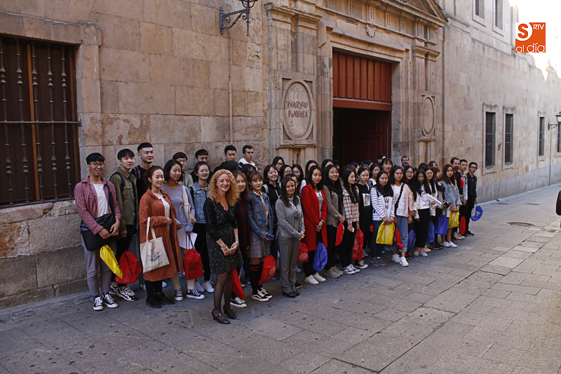 Estudiantes chinos a las puertas de la UPSA, en su primer día del curso de Lengua y Cultura Españolas / Foto de Alejandro López