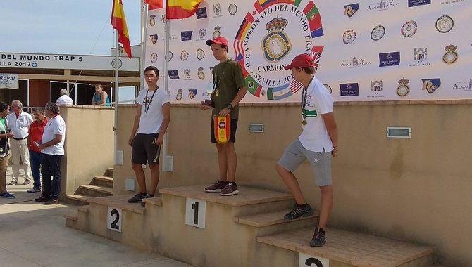 Juan Luis Benito Fuentes tras colgarse la medalla de plata de Trap 5
