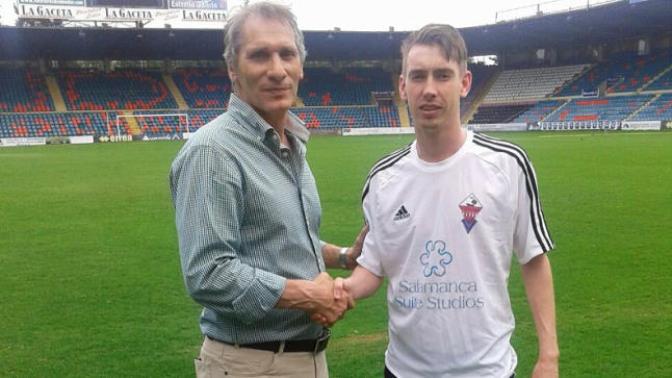 Ruby, junto al director deportivo del CF Salmantino UDS, Ángel Andrés Lozano, el día de su presentación