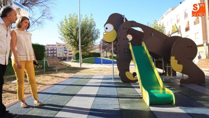 La concejal de Mantenimiento de Santa Marta de Tormes, Marta Labrador, en el parque infantil de la calle Fontanica / Foto de Alberto Martín