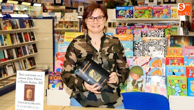 Xaro Cortés, escritora, en E. Leclerc / Foto de Alberto Martín