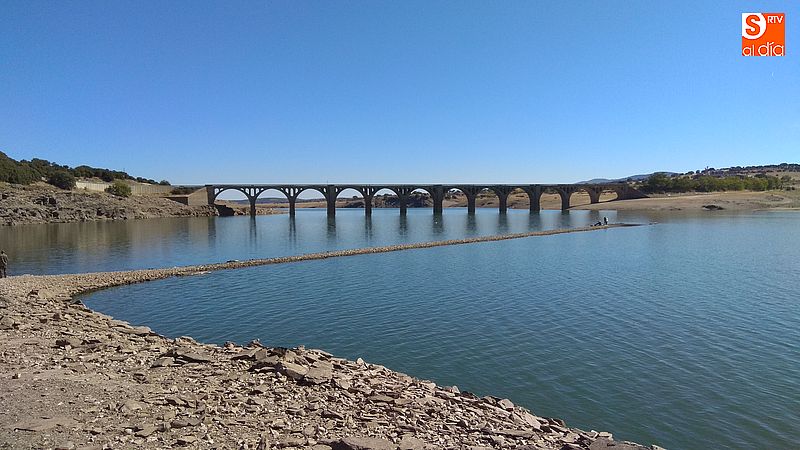 El puente viejo ya es visible en el pantano a la altura de Guijuelo